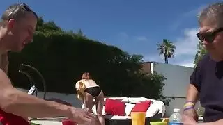 يحصل قصفت أصدقاء ابنة خطوة في اسلوب هزلي