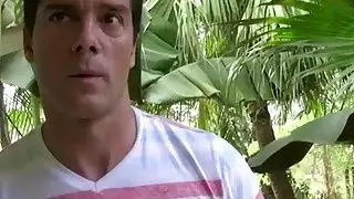 يحصل محظوظ مسمار عشيق ليمارس الجنس مع زملائه في الدهن كس