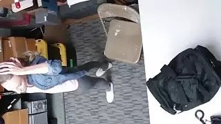شقراء في سن المراهقة اللص يحصل كس خبطت في المكتب