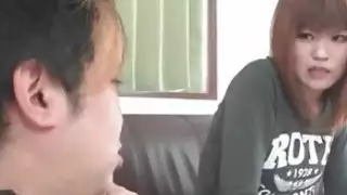 خجول الآسيوية مع صب كس شعر لوظيفة