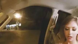شقراء ركوب كيلي على صاحب الديك ليمارس الجنس معه في المقعد الخلفي