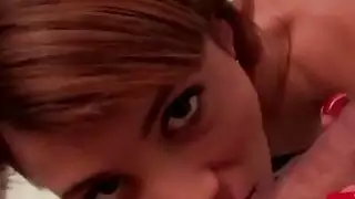 Bitchy اتينا أحمر الرأس يملأ فمها مع الديك الثابت