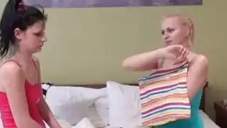 فتاة كبيرة الثدي العضلات أفضل الاصحاب النوم معا