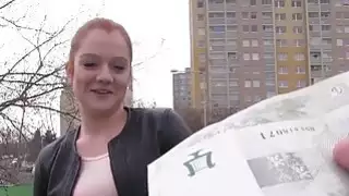 خبطت أحمر الشعر التشيكية طالب في الهواء الطلق