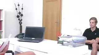 يظهر أحمر الشعر مهارات الحنجرة العميقة في الصب