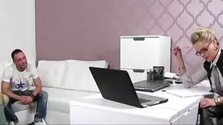 أنثى وكيل يسجل زوجين في الصب