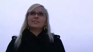شقراء يحصل على العضو التناسلي النسوي creampie في الهواء الطلق بوف