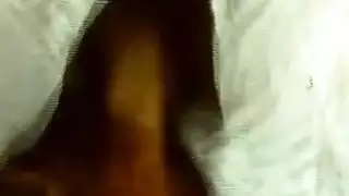 امرأة سمراء فاتنة يتسلل إلى pervs غرفة لإعطاء handjob قبل النوم
