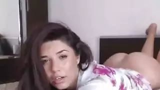 اللعب في سن المراهقة مع ضيق كس على كاميرا ويب