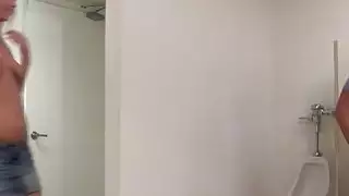 أخذ الرجل خارجا لاختبار قيادة لنرى ما حصل