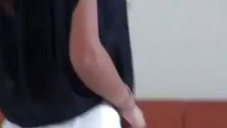 لاتينا أخذ حمام يحصل لها إصبع كس الرطب مثار