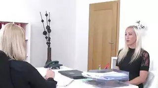شقراء الساخنة والإناث وكيل لعق في الصب