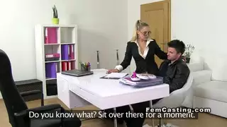 المتأنق الملاعين وكيل الإناث لوظيفة في أحد المكاتب