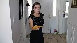 سمسار عقارات الشباب مع الثدي الطبيعية لطيفة والجسم المثالي
