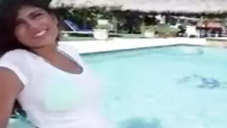 يلعب اللاتينا في البركة قرنية