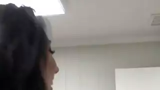 وكيل العقارات الشباب الملاعين موكلها في العرض