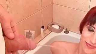 أحمر الشعر الكلبة شرب شخها من كوب كبير