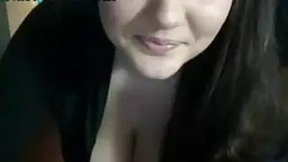 الثدي الطبيعية الضخمة على هذه الفتاة كاميرا ويب
