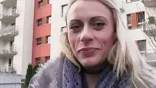 شقراء تمتص الديك الكبير في الهواء الطلق