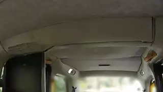 سائق سيارة الأجرة مثليه الجنس مع صديق في الأماكن العامة
