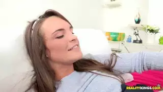 تذبذب وقهقه من قبل الشباب أليكس جونز وتيل كونراد
