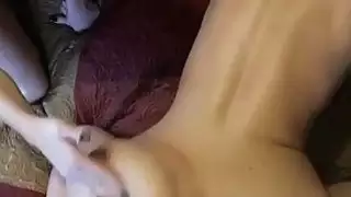 Hottie يحتاج إلى schlong الثابت للمس بقعة رطبة لها