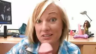 الجمال هو تجريف sextoy الثابت في مهبل لها