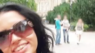 اثنين من كبير الثدي فاتنة الثلاثي في ​​الأماكن العامة لبضع دولارات