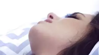 مثير جيا استمناء على سريرها واشتعلت من قبل زوج أمه