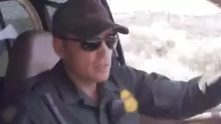 عبر المهاجر النحيل الحدود للحصول على اللعنة من قبل ضابط كبير