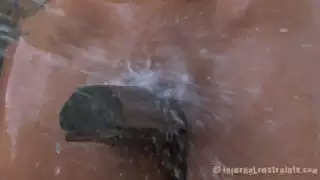 مفلس شقراء المطر DeGrey خارج الحصول على رش بالماء المثلج البارد