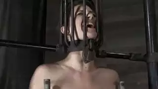 يتم جلد مكمما وتكديس فرخ بشراسة