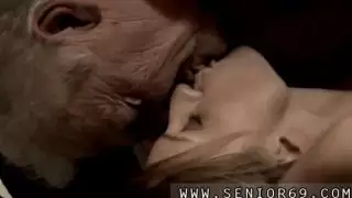 حتى إنها تتسلق سلمه لتعطيه مخبأ جيد.