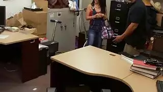 هوتي الكوبي مسمر من قبل حارس مرمى البغيضة في المكتب الخلفي
