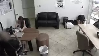 جوسلاين كيلي يستقبل وكيل كبير دونغ في المكتب