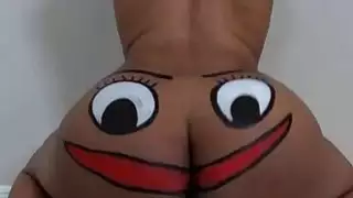 تلعب playgirl السوداء مع الجسم جوك عميق في الفم
