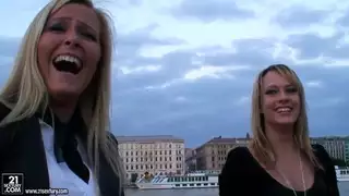 الملاك الأزرق وصوفي Moone ركوب على متن قارب