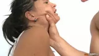 أمي امرأة سمراء قرنية وفظيع مكمما وصعدت على وجهه