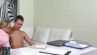الهواة المتأنق cums في الحمار من وكيل الإناث