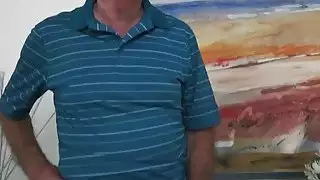 امرأة سمراء في سن المراهقة يحصل على الشاي التي حصل عليها كبار قرنية