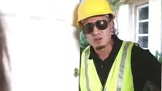 WTF. لقد ربطت نفسها مع الشجرة