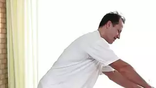 خبطت شقراء مفلس من مدلكها