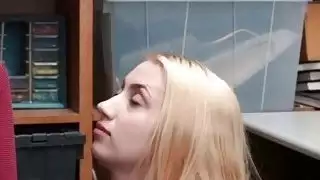 في سن المراهقة شقراء سييرا نيكول أن يمارس الجنس حارس لحرية أمي