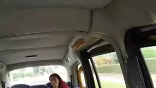 مثير أحمر الشعر بريت الانفجارات في سيارة أجرة وهمية