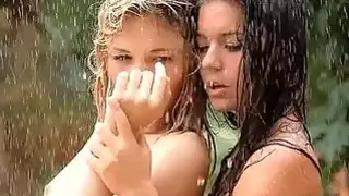 Dyke يثلج فاتنة مع bawdy الشققة اللعب