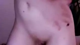 اللعب مع البظر المنتفخة الضخمة