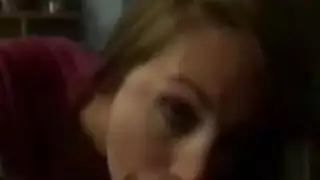 امرأة سمراء فاتنة بوف اللسان