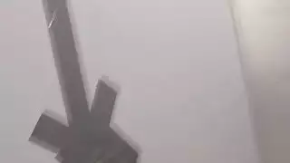 يأخذ الأبنوس فاتنة متعرج لايتون بينتون من القضيب الأبيض في مرحاض gloryhole