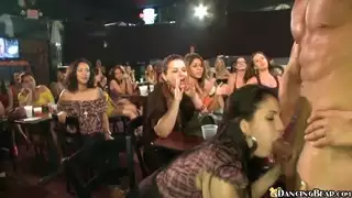 الرقص الراقص يعطي الوجه