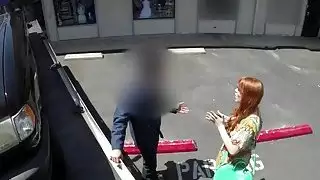 جميل الزنجبيل فاتنة يعطي اللسان بوف الساخنة لسائق الشاحنة السحب
